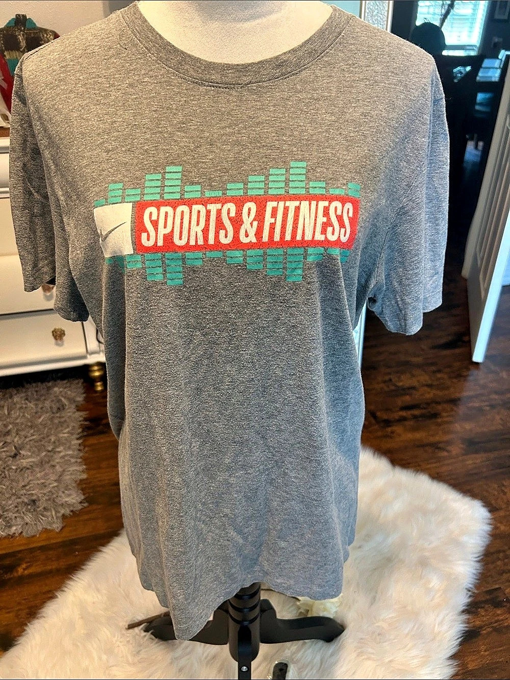 Nike The Nike Tee Sports & Fitness Graphic T-Shirt Gray & Green Size Medium